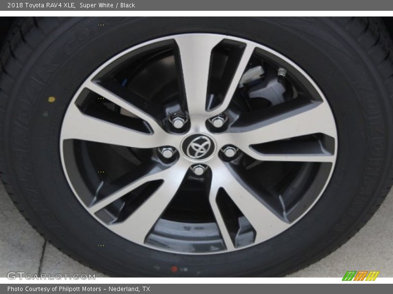 Super White / Black 2018 Toyota RAV4 XLE