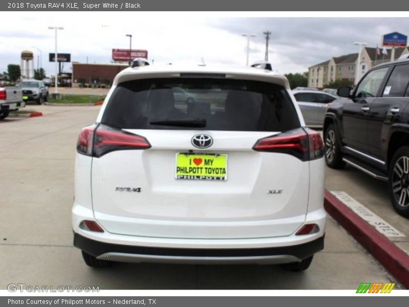 Super White / Black 2018 Toyota RAV4 XLE