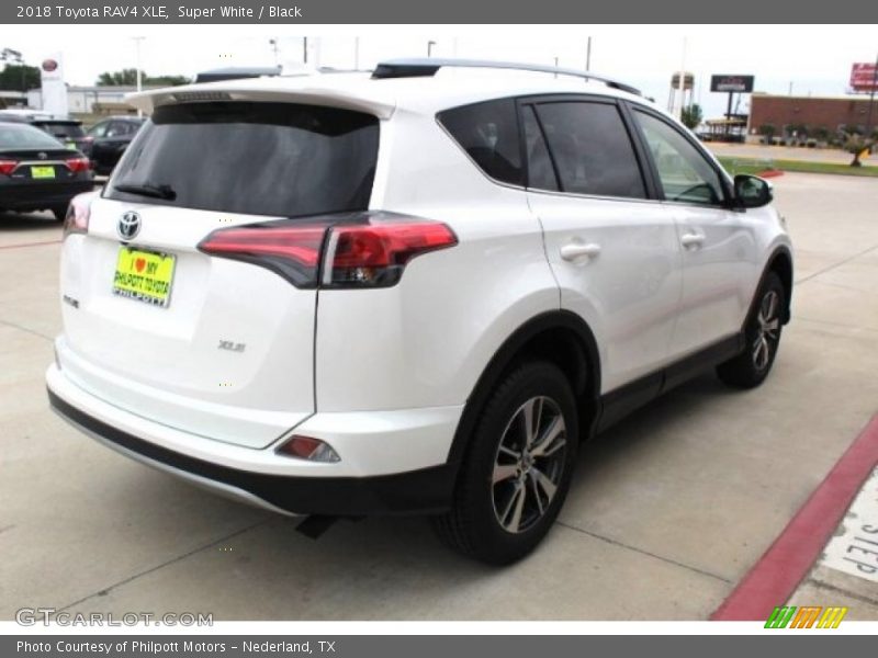 Super White / Black 2018 Toyota RAV4 XLE