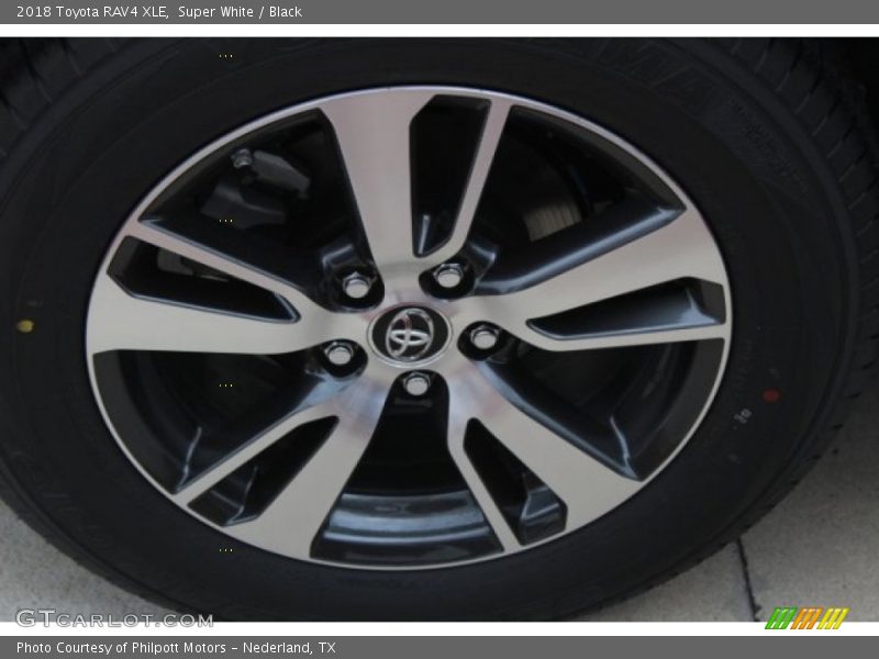 Super White / Black 2018 Toyota RAV4 XLE