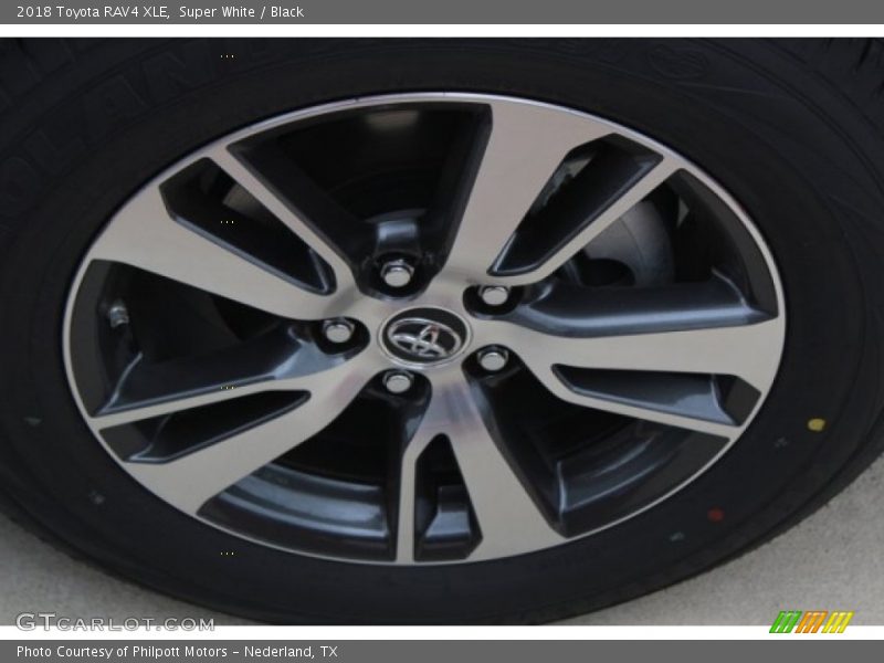 Super White / Black 2018 Toyota RAV4 XLE