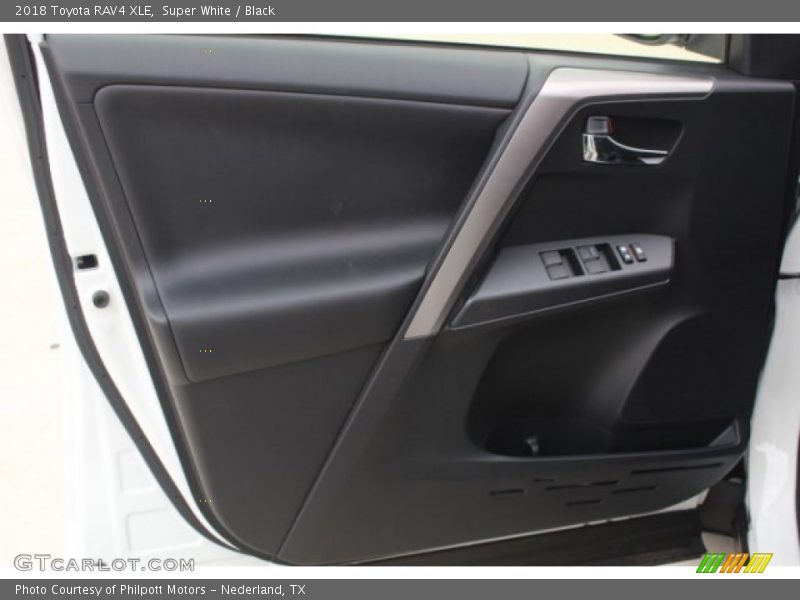 Super White / Black 2018 Toyota RAV4 XLE