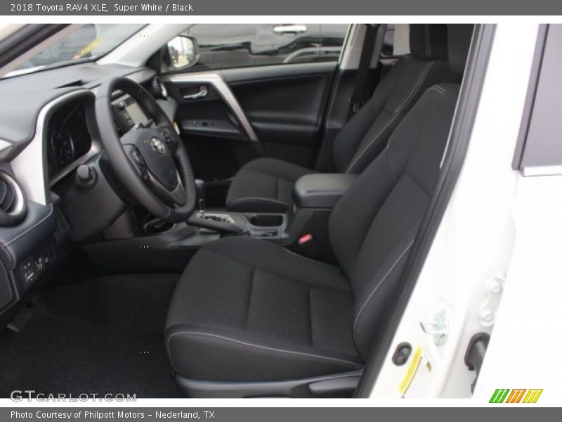 Super White / Black 2018 Toyota RAV4 XLE