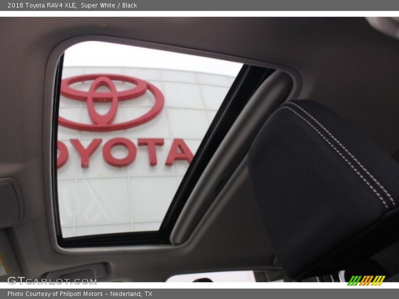 Super White / Black 2018 Toyota RAV4 XLE