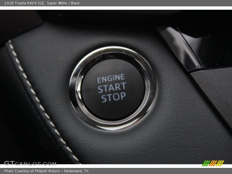 Super White / Black 2018 Toyota RAV4 XLE