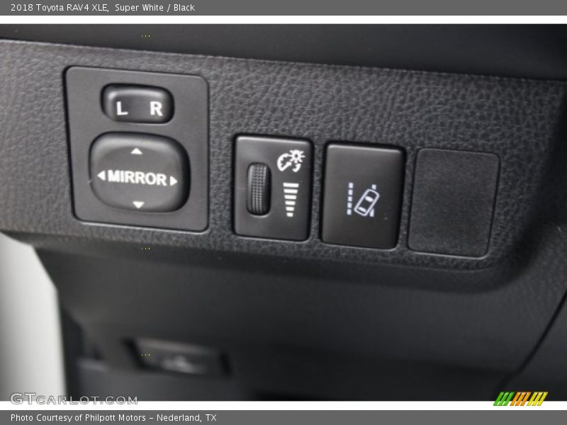 Super White / Black 2018 Toyota RAV4 XLE