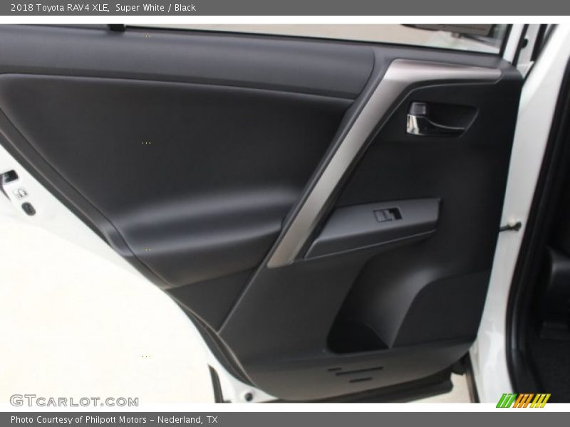 Super White / Black 2018 Toyota RAV4 XLE