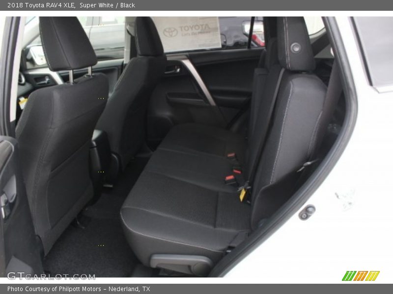 Super White / Black 2018 Toyota RAV4 XLE