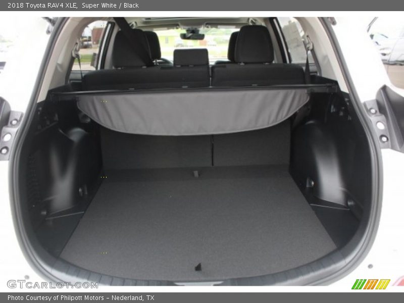 Super White / Black 2018 Toyota RAV4 XLE