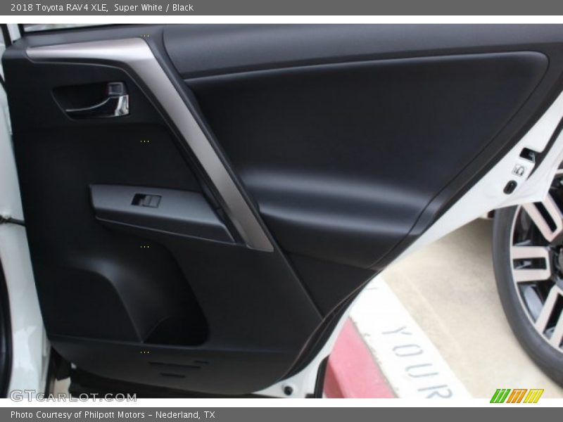 Super White / Black 2018 Toyota RAV4 XLE