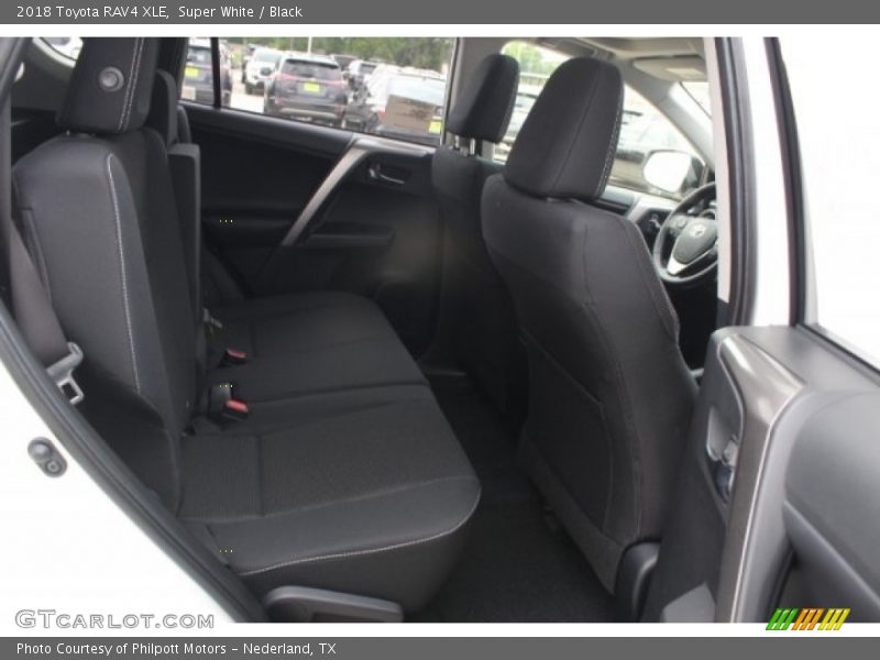 Super White / Black 2018 Toyota RAV4 XLE