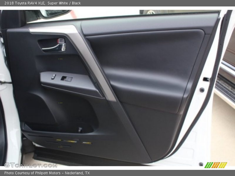 Super White / Black 2018 Toyota RAV4 XLE