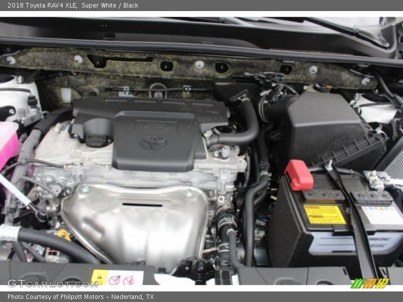 Super White / Black 2018 Toyota RAV4 XLE