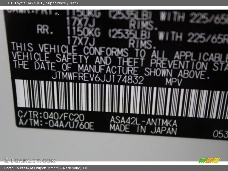 Super White / Black 2018 Toyota RAV4 XLE