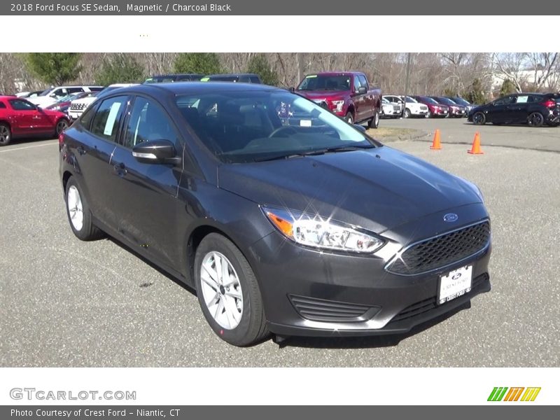 Magnetic / Charcoal Black 2018 Ford Focus SE Sedan