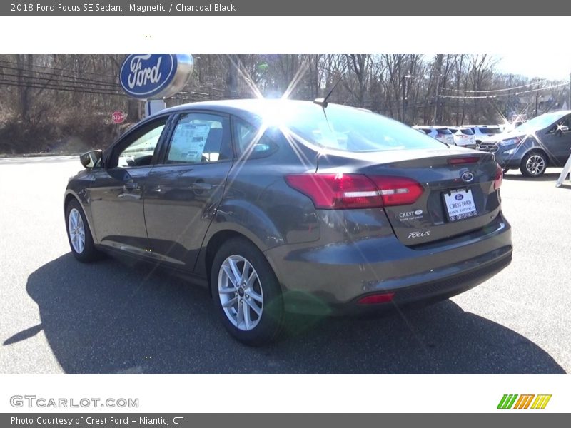 Magnetic / Charcoal Black 2018 Ford Focus SE Sedan