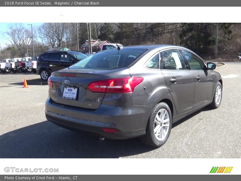 Magnetic / Charcoal Black 2018 Ford Focus SE Sedan