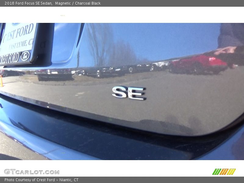 Magnetic / Charcoal Black 2018 Ford Focus SE Sedan