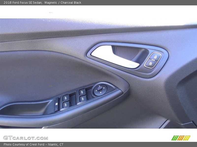 Magnetic / Charcoal Black 2018 Ford Focus SE Sedan