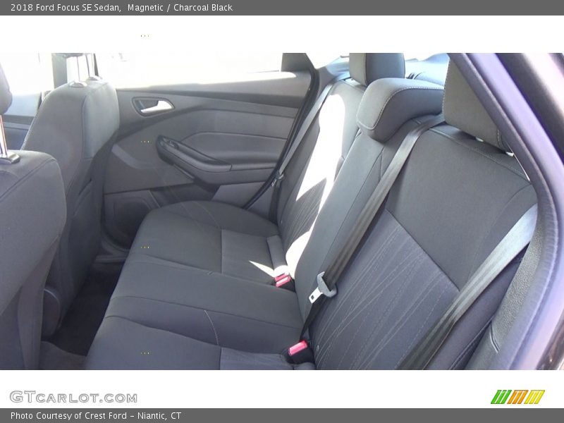 Magnetic / Charcoal Black 2018 Ford Focus SE Sedan