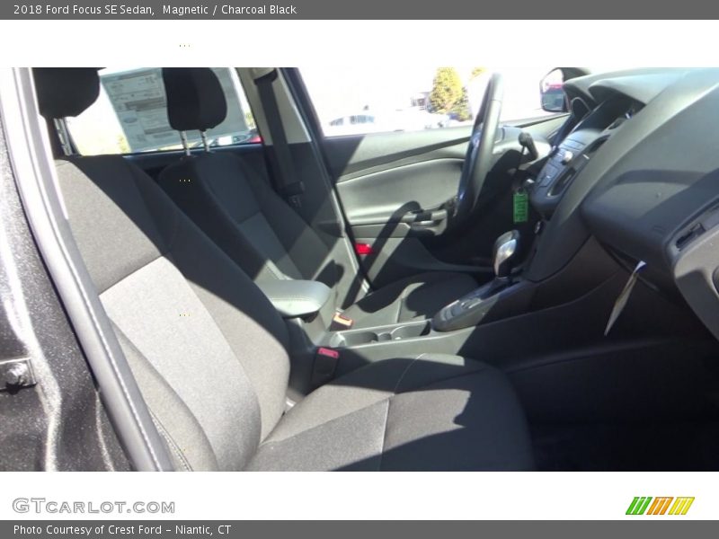 Magnetic / Charcoal Black 2018 Ford Focus SE Sedan