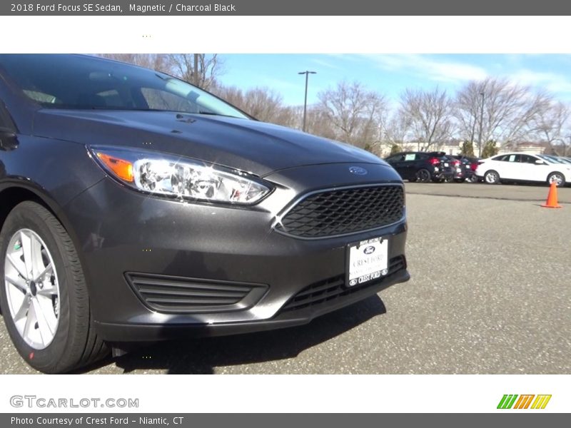 Magnetic / Charcoal Black 2018 Ford Focus SE Sedan