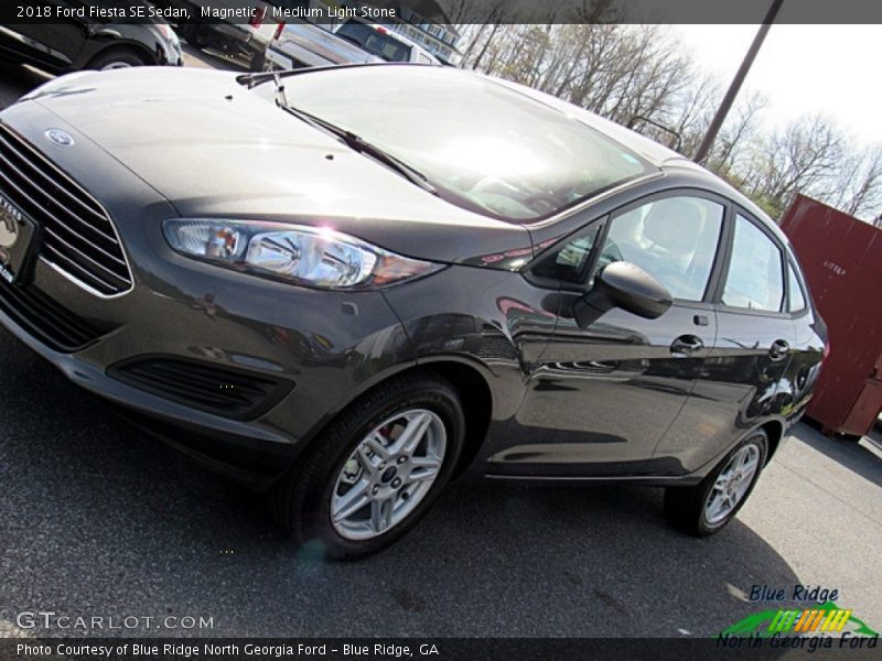 Magnetic / Medium Light Stone 2018 Ford Fiesta SE Sedan