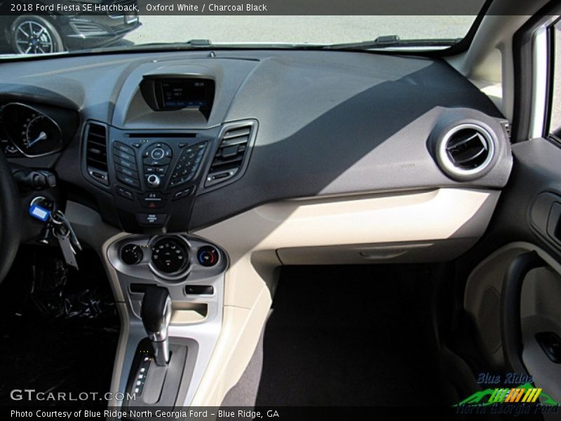 Oxford White / Charcoal Black 2018 Ford Fiesta SE Hatchback