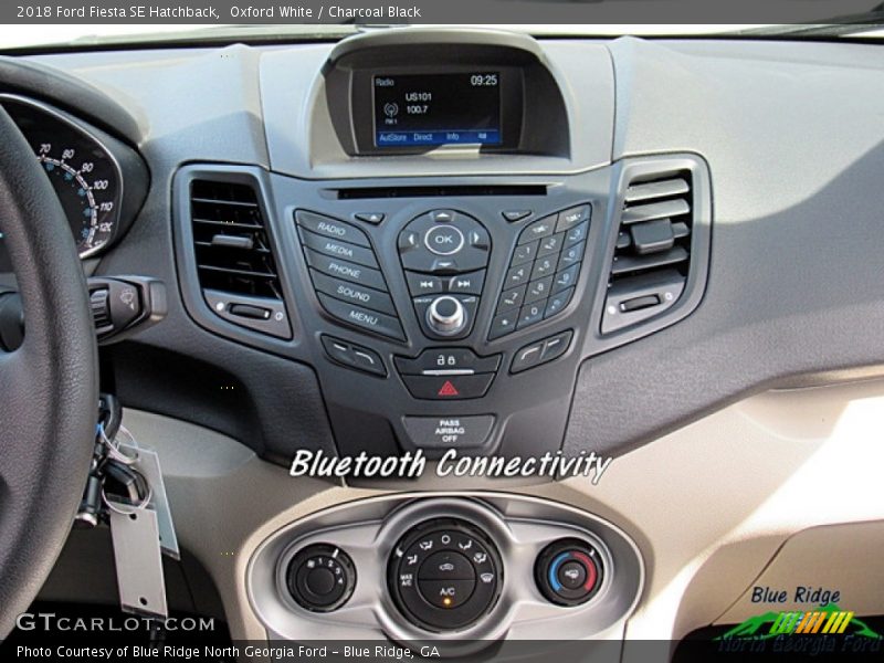 Oxford White / Charcoal Black 2018 Ford Fiesta SE Hatchback