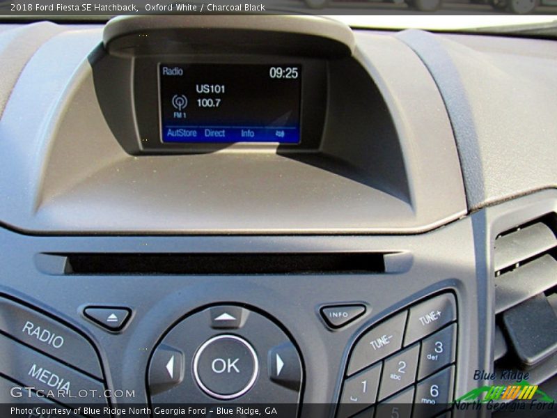 Oxford White / Charcoal Black 2018 Ford Fiesta SE Hatchback
