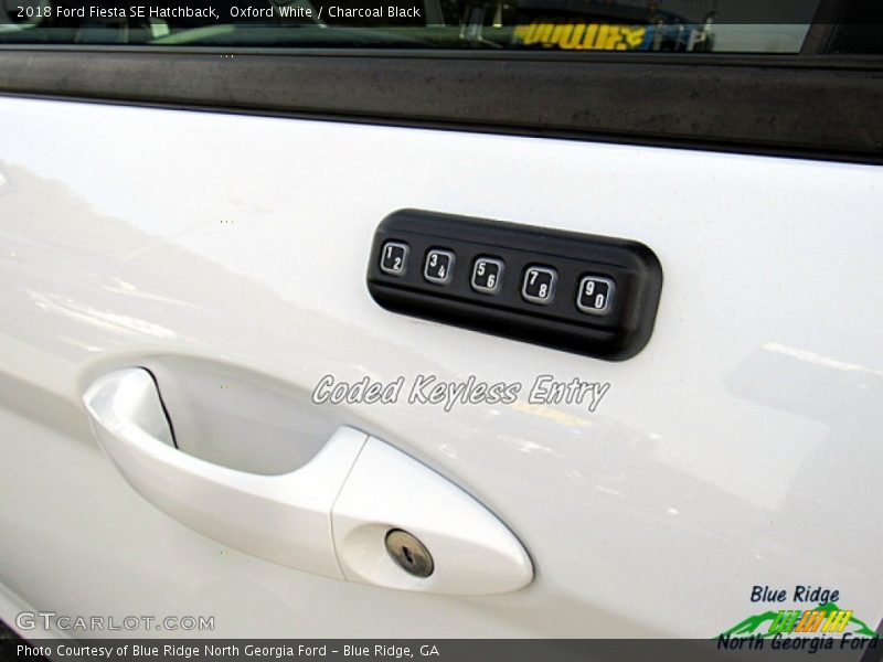 Oxford White / Charcoal Black 2018 Ford Fiesta SE Hatchback