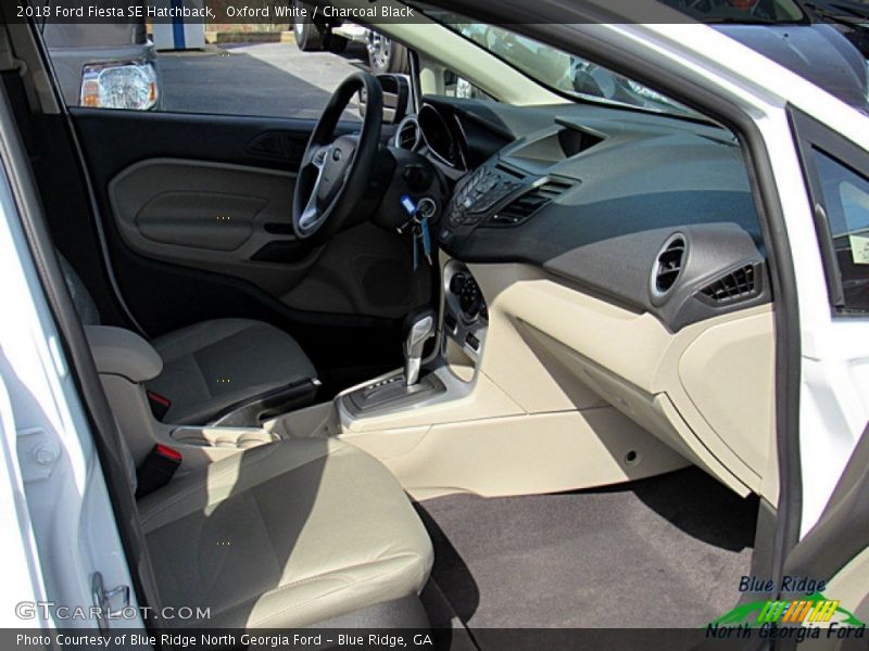 Oxford White / Charcoal Black 2018 Ford Fiesta SE Hatchback