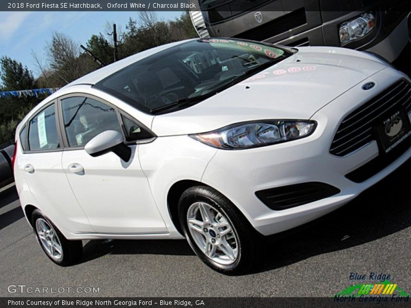 Oxford White / Charcoal Black 2018 Ford Fiesta SE Hatchback
