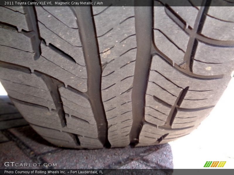 Magnetic Gray Metallic / Ash 2011 Toyota Camry XLE V6