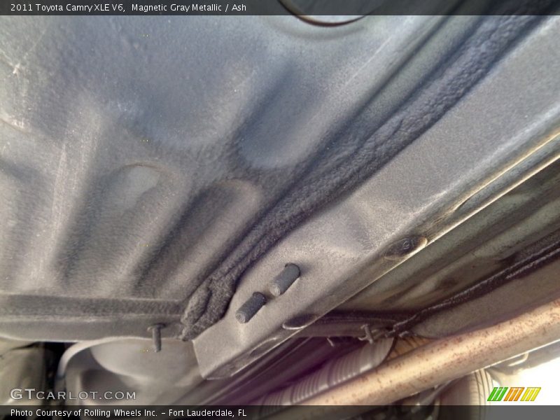 Magnetic Gray Metallic / Ash 2011 Toyota Camry XLE V6