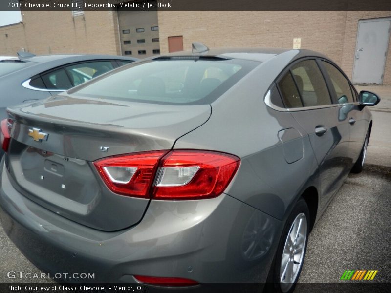 Pepperdust Metallic / Jet Black 2018 Chevrolet Cruze LT