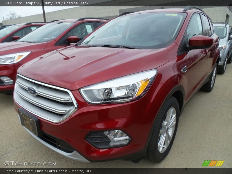 Ruby Red / Charcoal Black 2018 Ford Escape SE