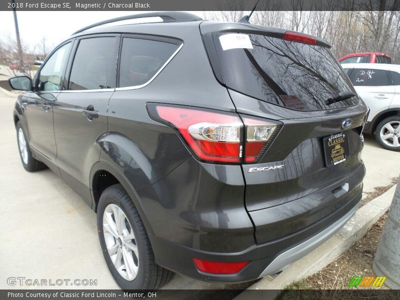 Magnetic / Charcoal Black 2018 Ford Escape SE