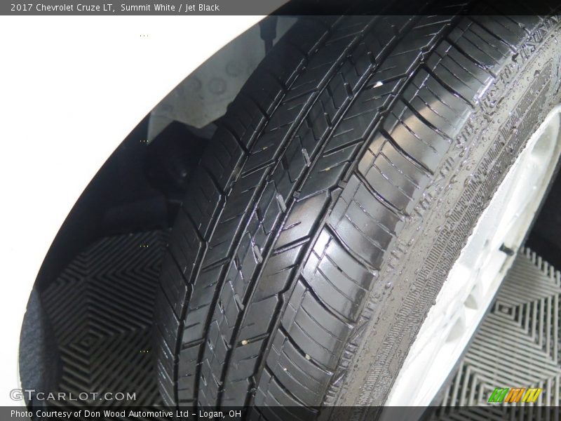 Summit White / Jet Black 2017 Chevrolet Cruze LT