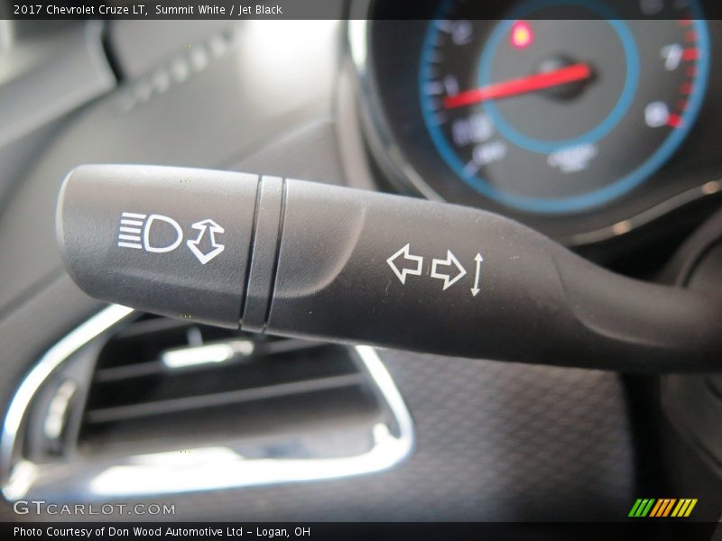 Summit White / Jet Black 2017 Chevrolet Cruze LT