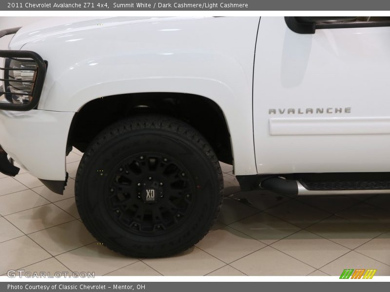 Summit White / Dark Cashmere/Light Cashmere 2011 Chevrolet Avalanche Z71 4x4