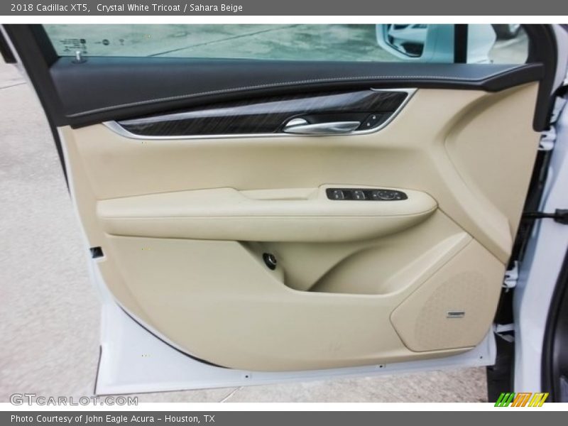 Crystal White Tricoat / Sahara Beige 2018 Cadillac XT5
