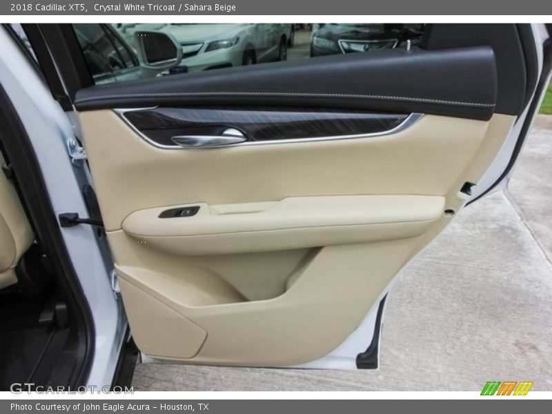 Crystal White Tricoat / Sahara Beige 2018 Cadillac XT5