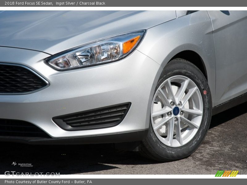 Ingot Silver / Charcoal Black 2018 Ford Focus SE Sedan