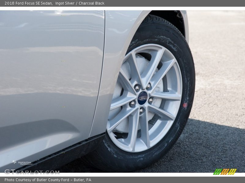Ingot Silver / Charcoal Black 2018 Ford Focus SE Sedan