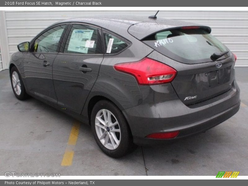 Magnetic / Charcoal Black 2018 Ford Focus SE Hatch