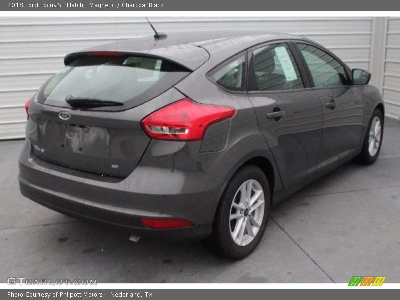 Magnetic / Charcoal Black 2018 Ford Focus SE Hatch