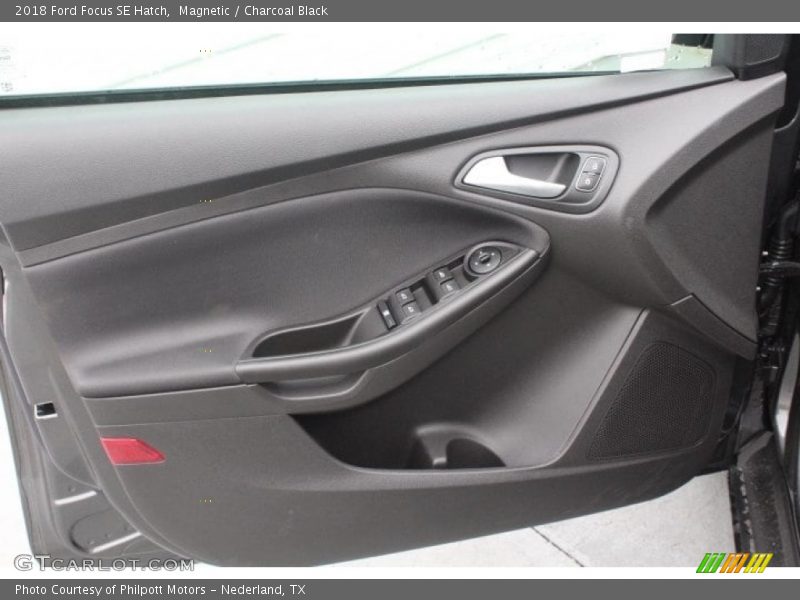 Magnetic / Charcoal Black 2018 Ford Focus SE Hatch