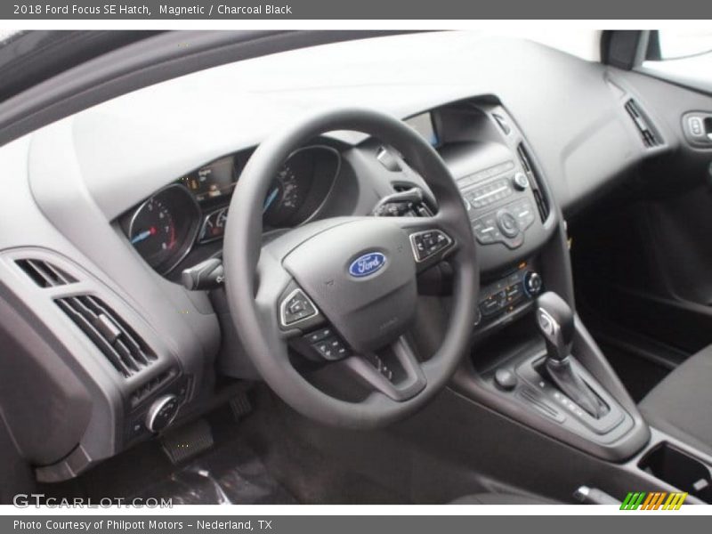 Magnetic / Charcoal Black 2018 Ford Focus SE Hatch