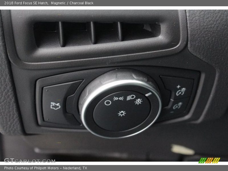 Magnetic / Charcoal Black 2018 Ford Focus SE Hatch